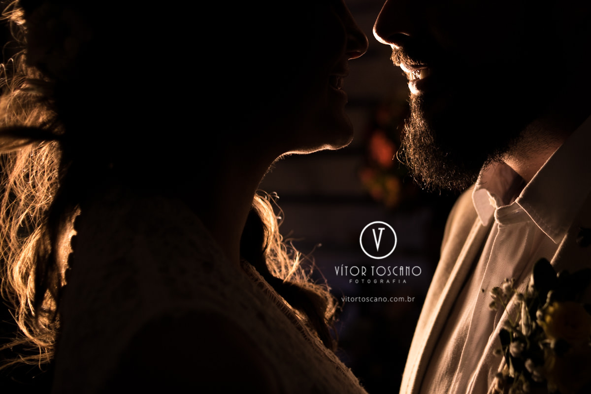 Noivos se beijando no casamento de Tici e Guga, em Natal-RN.