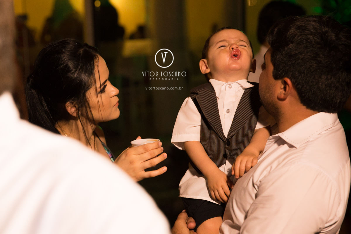 Criança fazendo bico no casamento de Tici e Guga, em Natal-RN.