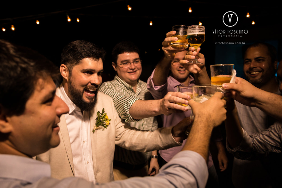 Noivo brindando no casamento de Tici e Guga, em Natal-RN.