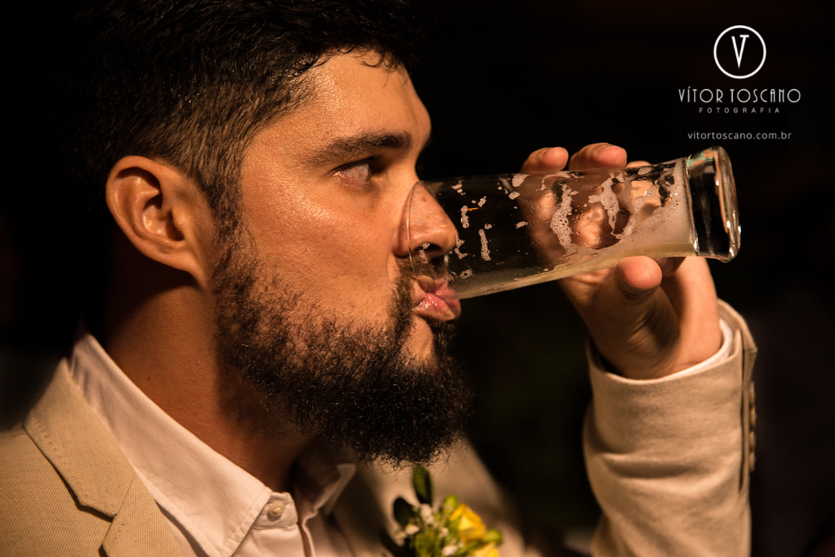 Noivo bebendo no casamento de Tici e Guga, em Natal-RN.