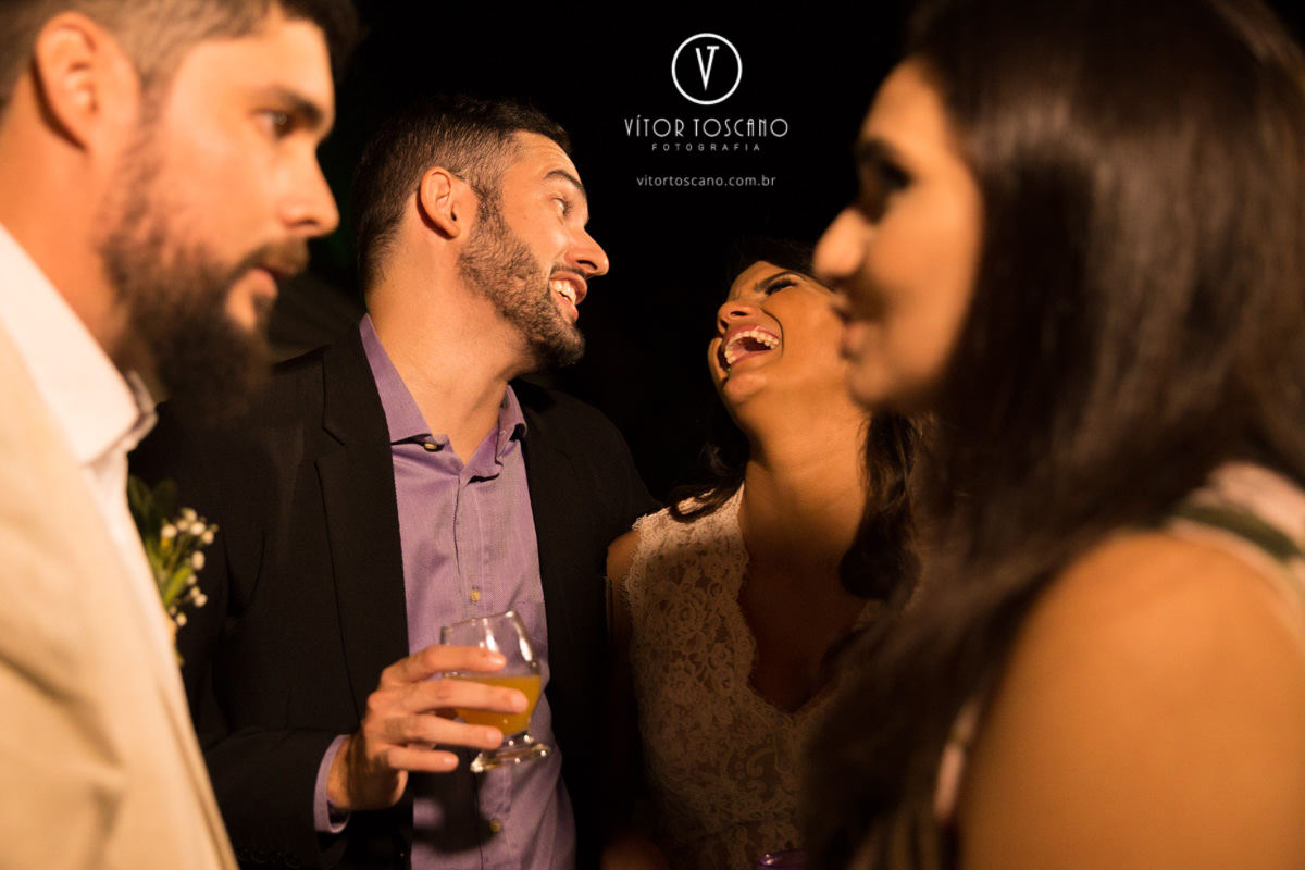 Amigos sorrindo no casamento de Tici e Guga, em Natal-RN.