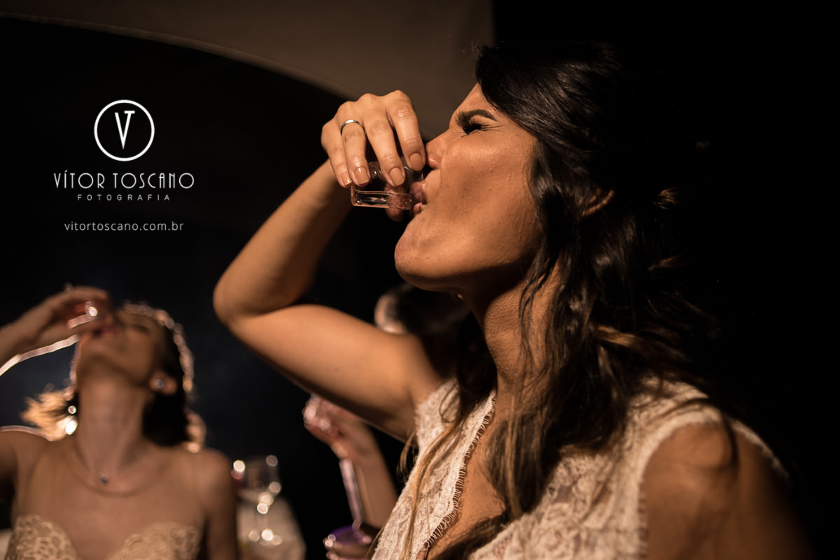 Noiva bebendo no casamento de Tici e Guga, em Natal-RN.
