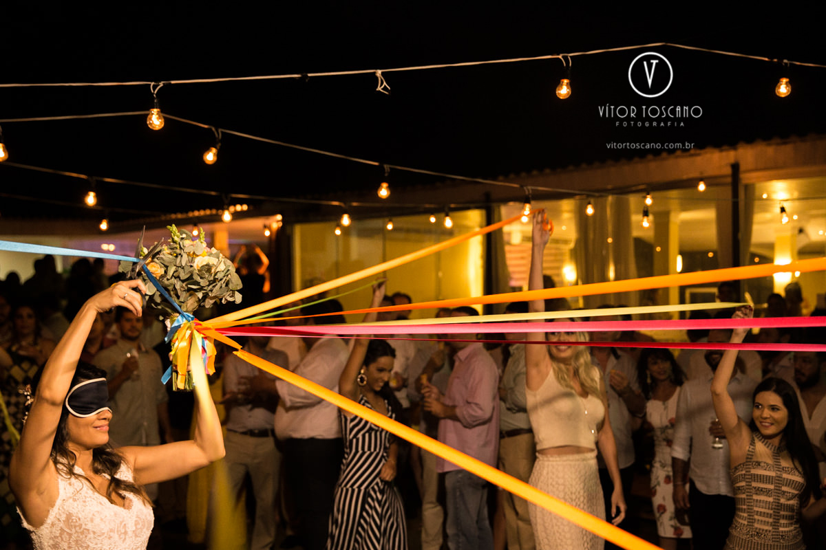 Noiva cortando o buquê no casamento de Tici e Guga, em Natal-RN.