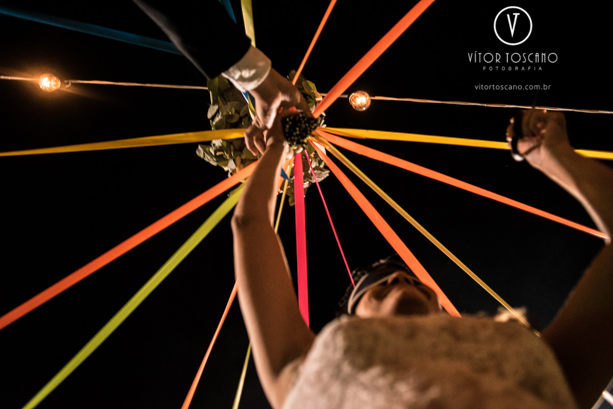 Noiva cortando o buquê no casamento de Tici e Guga, em Natal-RN.