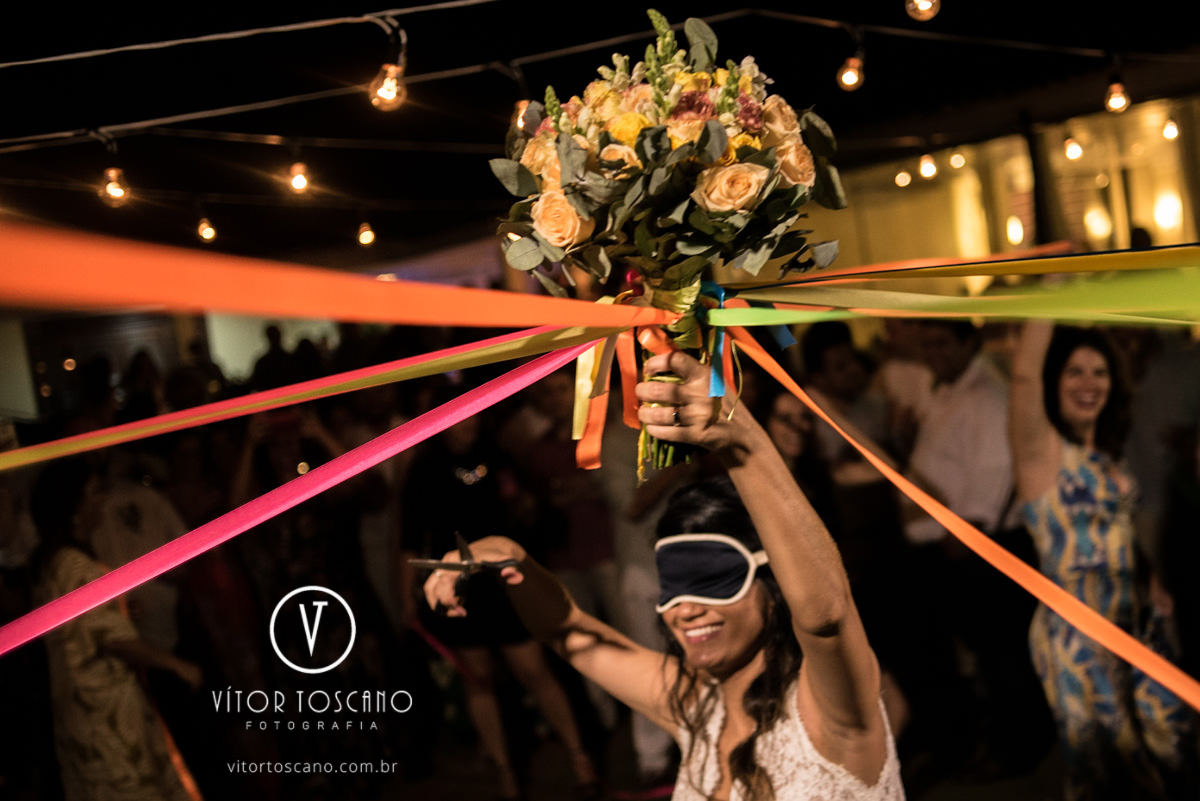 Noiva cortando o buquê no casamento de Tici e Guga, em Natal-RN.