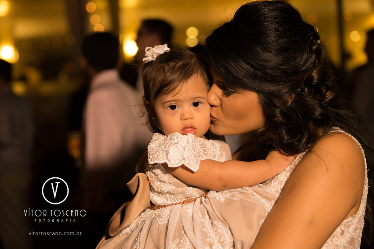 Noiva beijando a filha no casamento de Tici e Guga, em Natal-RN.