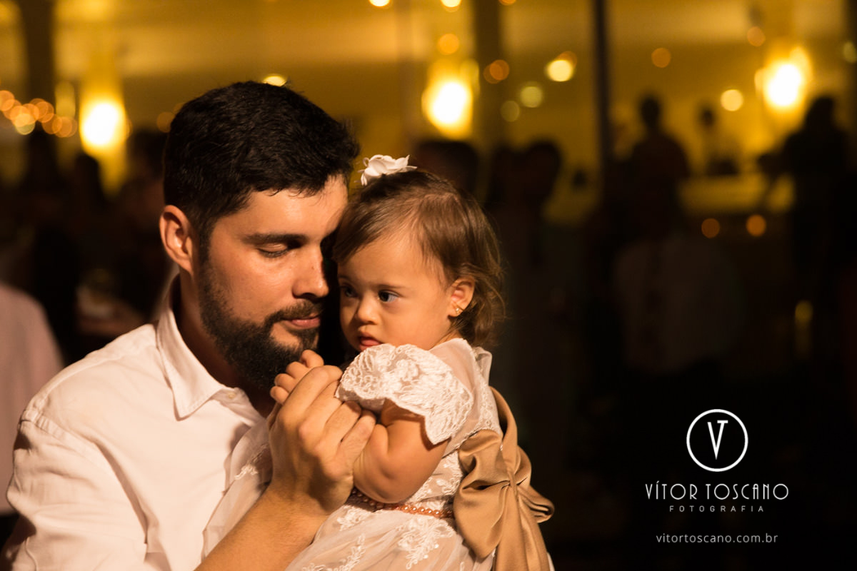 Papai beijando a criança no casamento de Tici e Guga, em Natal-RN.