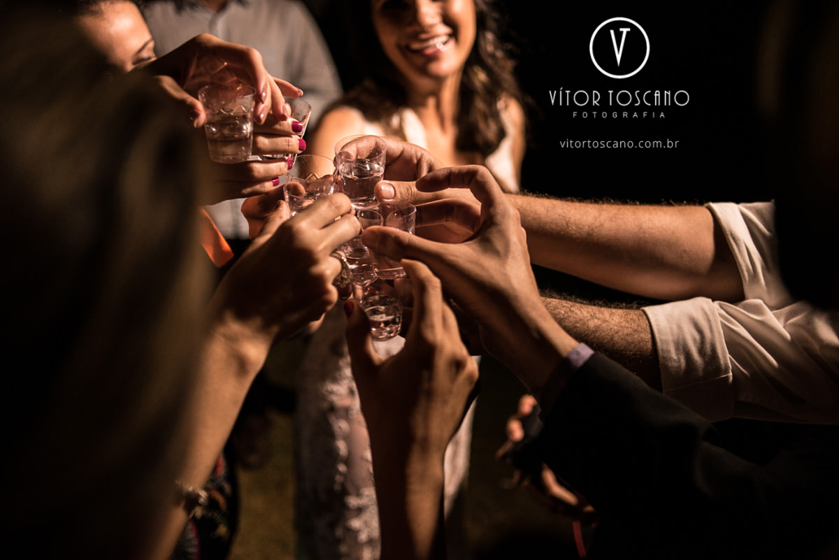 Amigos brindando no casamento de Tici e Guga, em Natal-RN.