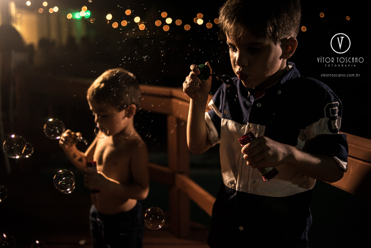 Crianças fazendo bolha de sabão no casamento de Tici e Guga, em Natal-RN.