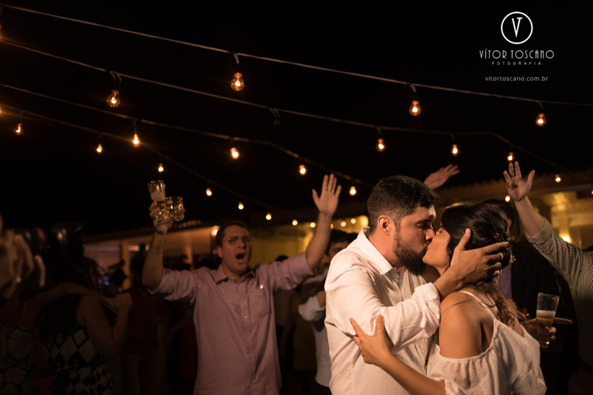 Casal se beijando no casamento de Tici e Guga, em Natal-RN.