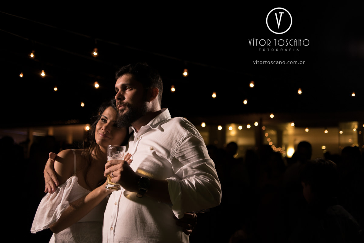 Casal abraçado no casamento de Tici e Guga, em Natal-RN.