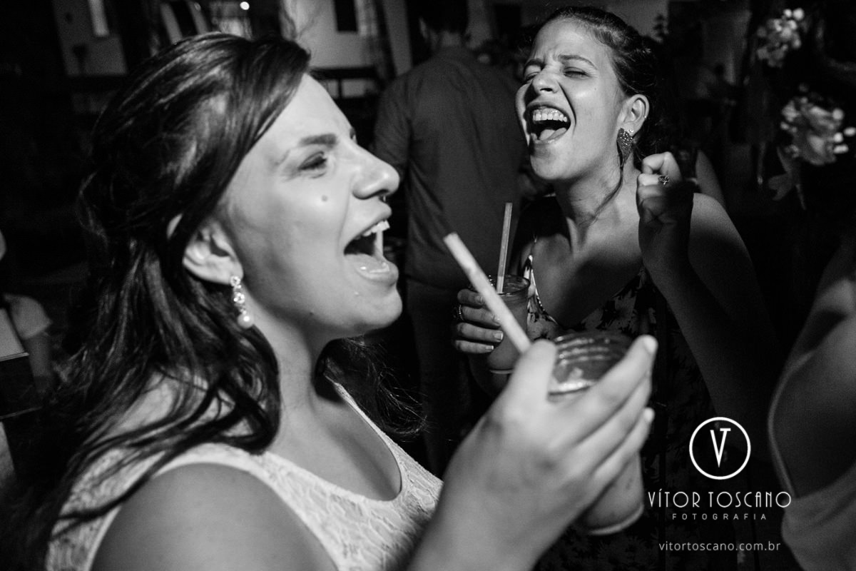 Convidadas gritando no casamento de Tici e Guga, em Natal-RN.