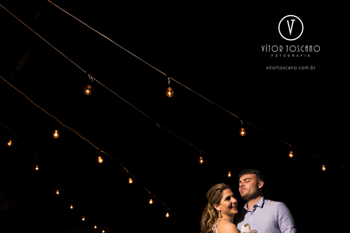 Casal abraçado no casamento de Tici e Guga, em Natal-RN.