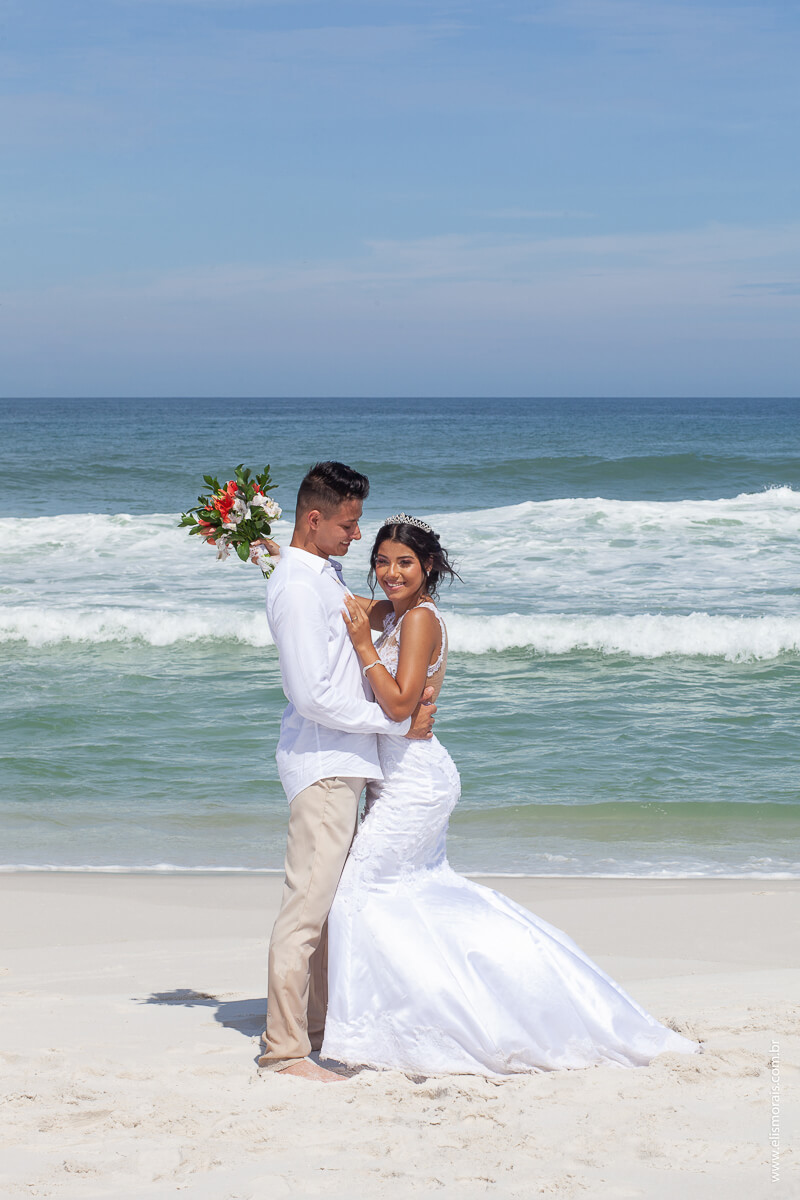 Noivos na Praia com mar de Arraial do Cabo ao fundo Elopement Wedding Praia da Figueira Arraial do Cabo Rio de Janeiro