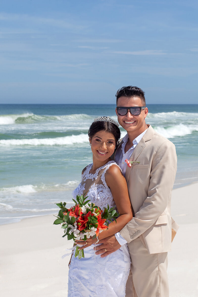 Noivos na Praia com mar de Arraial do Cabo ao fundo Elopement Wedding Praia da Figueira Arraial do Cabo Rio de Janeiro