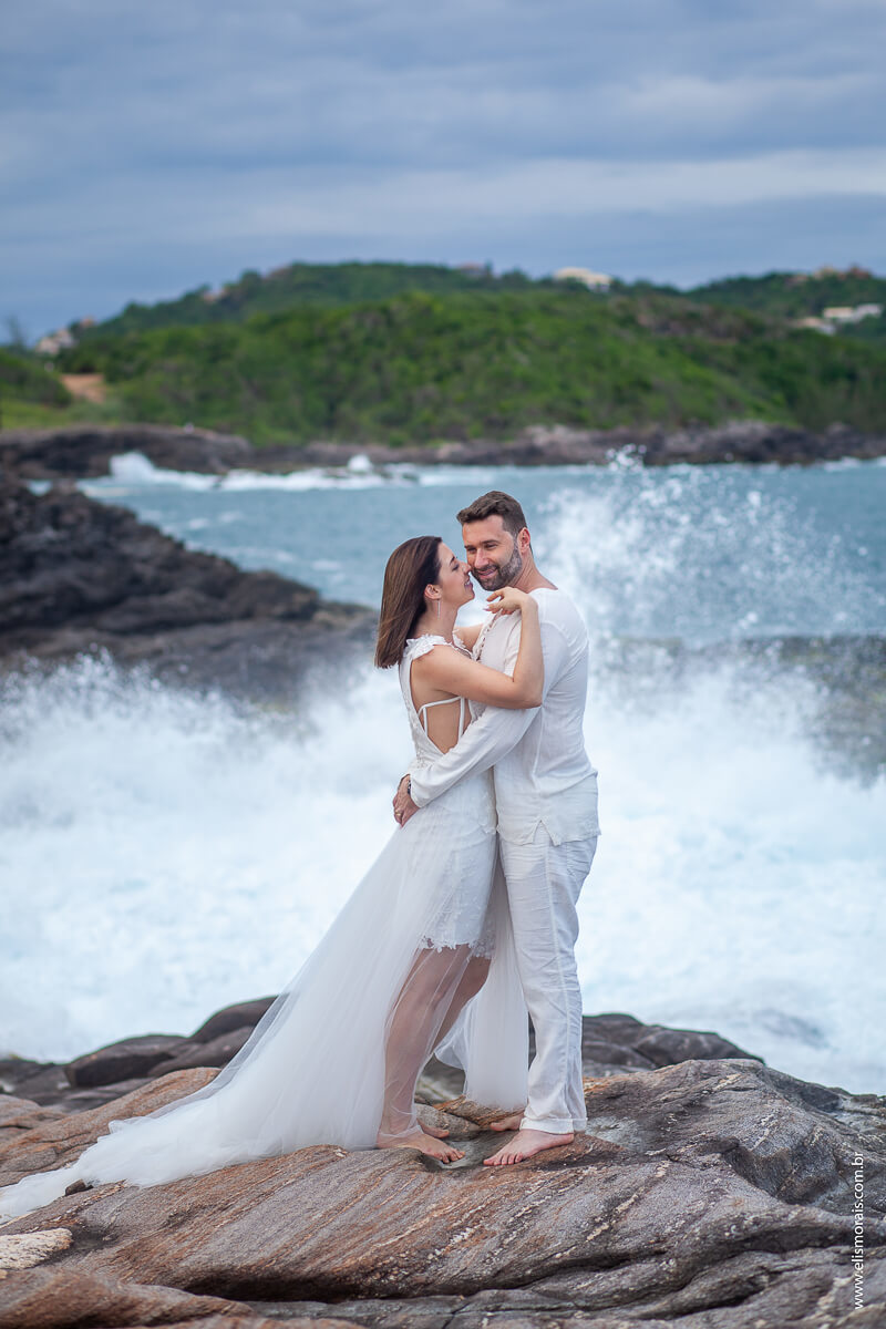 Fotos de noivos na praia em Ensaio Fotográfico de Casal na Praia na cidade de Armação dos Búzios no Rio de Janeiro