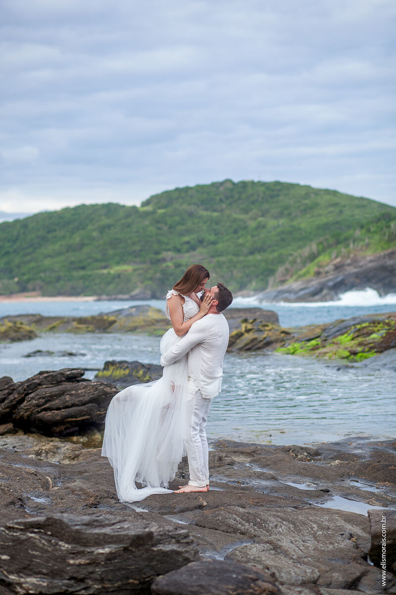 Fotos de noivos na praia em Ensaio Fotográfico de Casal na Praia na cidade de Armação dos Búzios no Rio de Janeiro