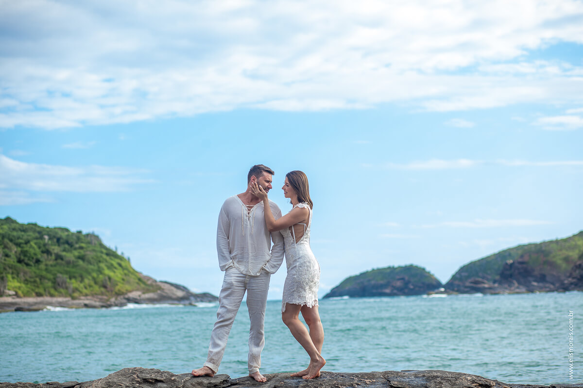Fotos de noivos na praia em Ensaio Fotográfico de Casal na Praia na cidade de Armação dos Búzios no Rio de Janeiro