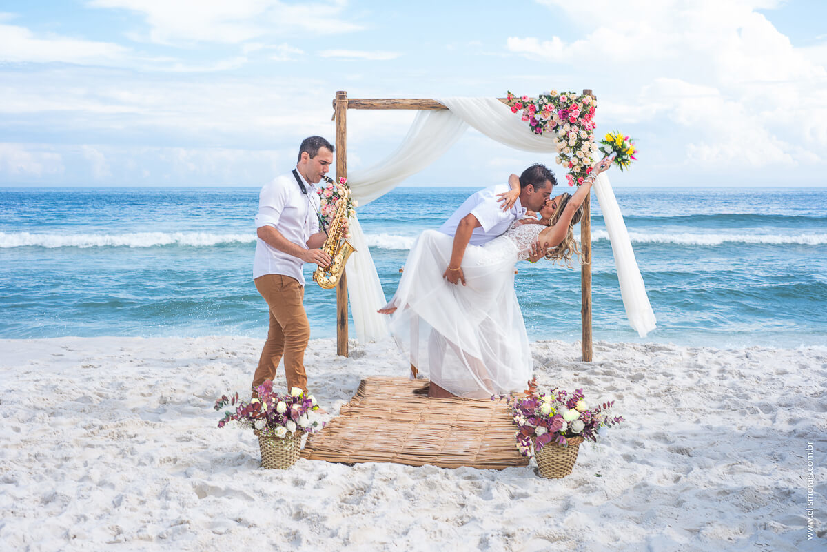 Foto dos noivos em Elopement Wedding na praia de figueira arraial do cabo Rio de Janeiro