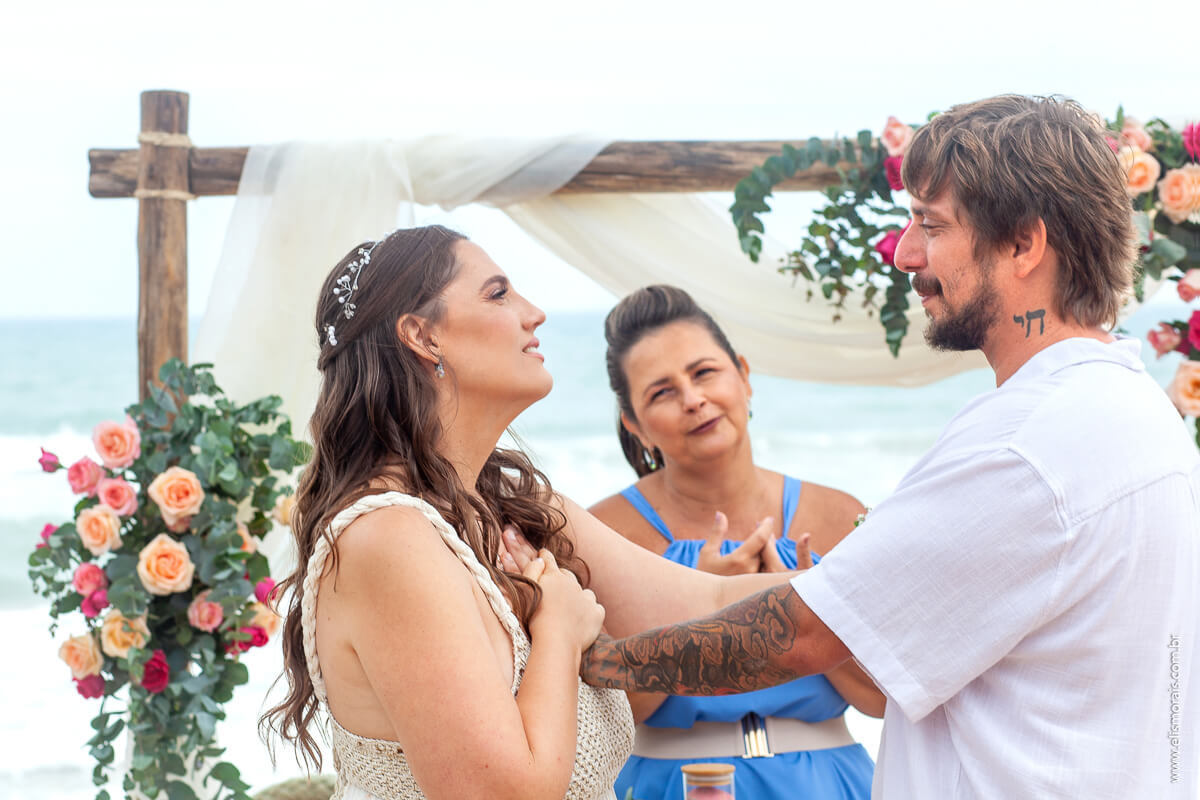 Cerimonia de Casamento no estilo Elopement Wedding de Sophy e Toby realizada pela celebrante Eliane Ribeiro no Espaço Mergulhador Restaurante e Eventos na Praia de Tucuns em Búzios RJ. Elis Morais Fotografia 