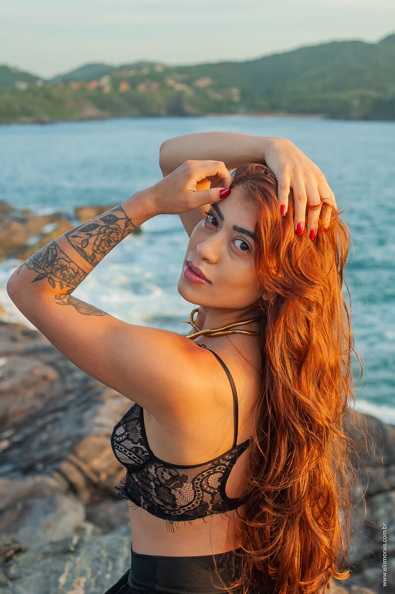 ensaio fotográfico feminino na praia em Búzios RJ