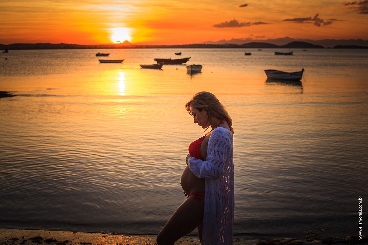Ensaio Fotográfico Gestante com luz natural ao por do sol na Praia de Manguinhos em Búzios - RJ