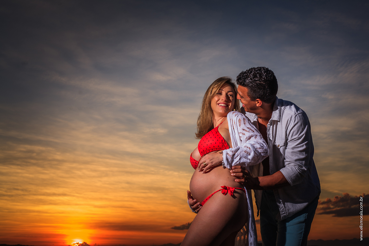 Ensaio Fotográfico Gestante com luz natural ao por do sol na Praia de Manguinhos em Búzios - RJ