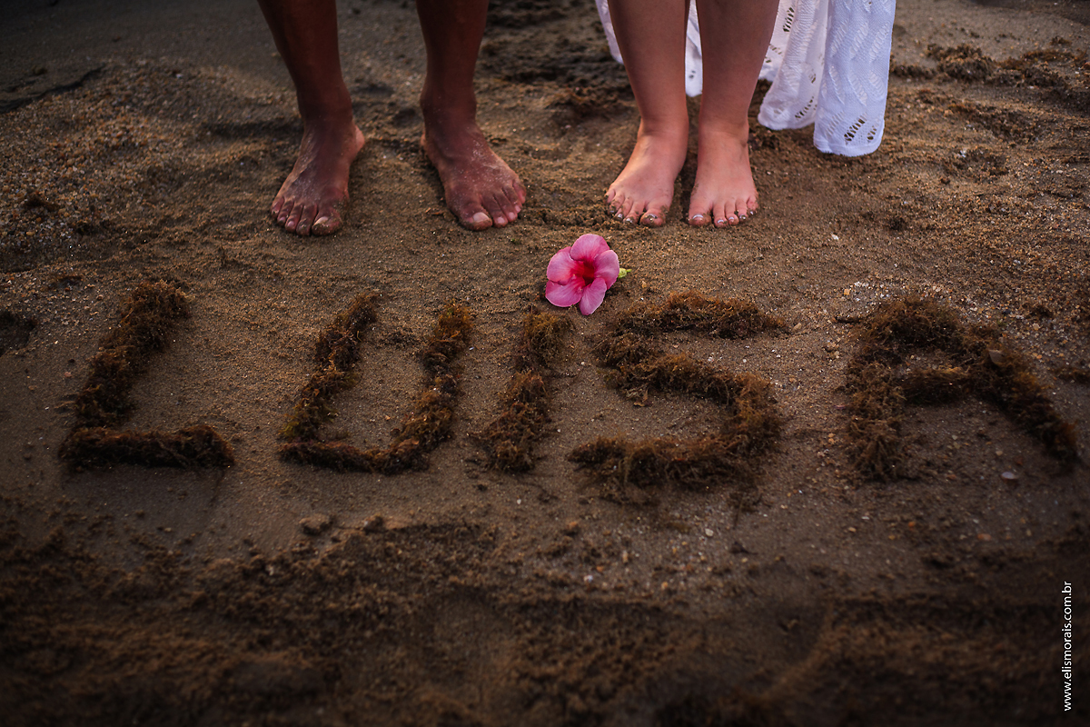 Ensaio Fotográfico Gestante com luz natural ao por do sol na Praia de Manguinhos em Búzios - RJ