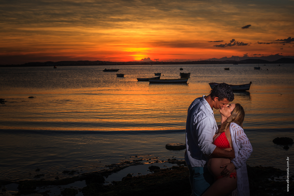 Ensaio Fotográfico Gestante com luz natural ao por do sol na Praia de Manguinhos em Búzios - RJ