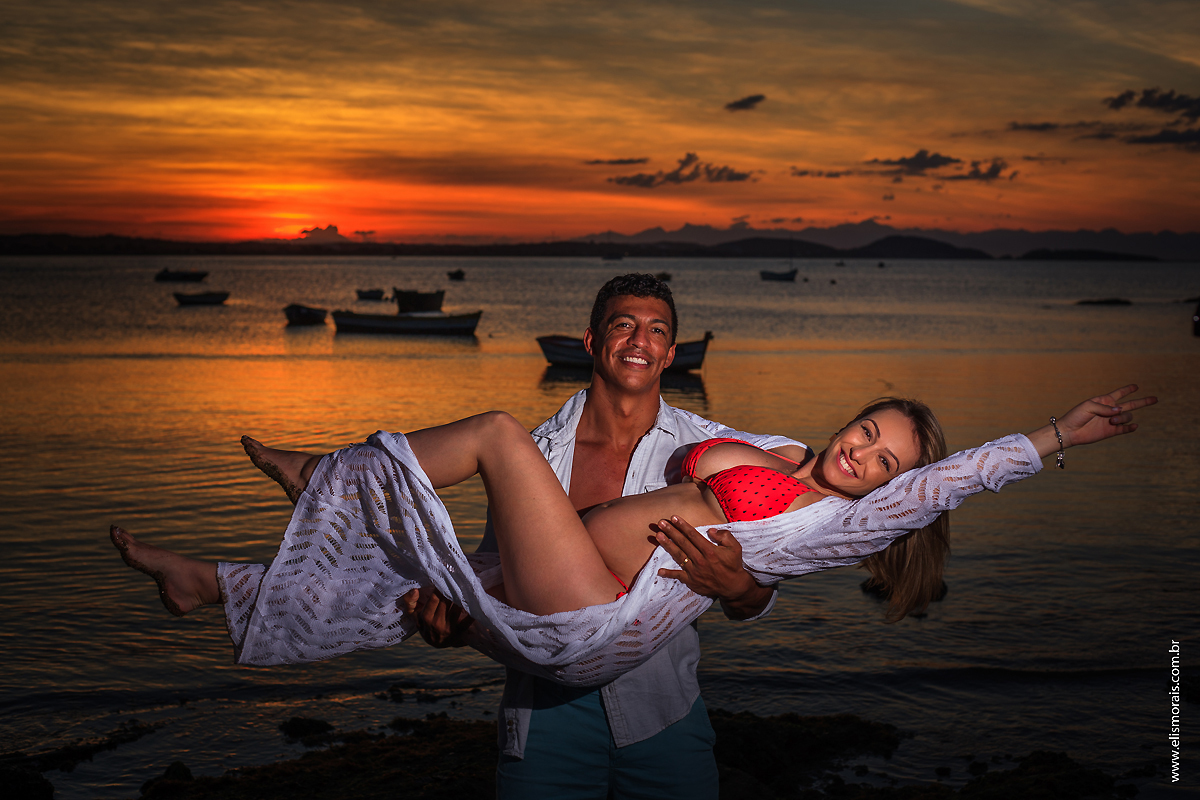 Ensaio Fotográfico Gestante com luz natural ao por do sol na Praia de Manguinhos em Búzios - RJ