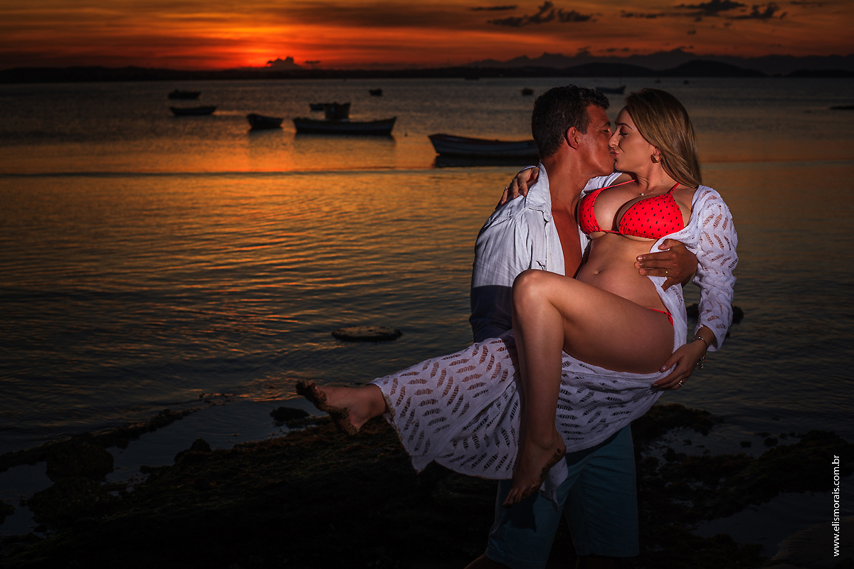 Ensaio Fotográfico Gestante com luz natural ao por do sol na Praia de Manguinhos em Búzios - RJ