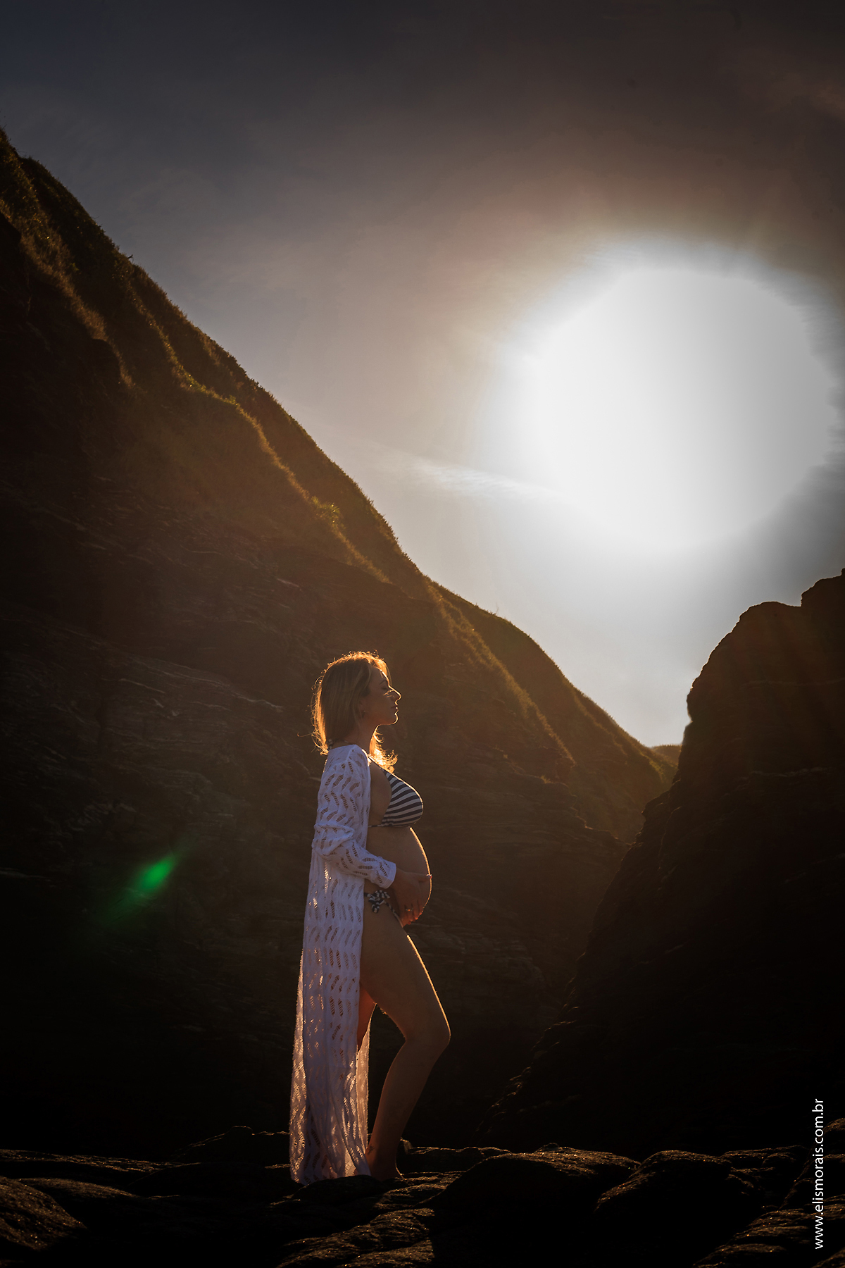Ensaio Fotográfico Gestante com luz natural na contra luz na Praia da Foca em Búzios - RJ