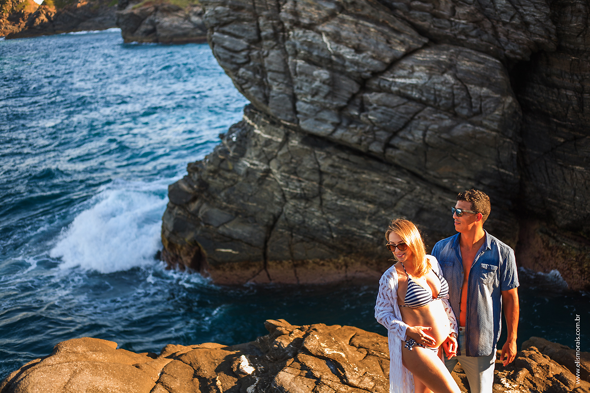 Ensaio Fotográfico Gestante com luz natural na Ponta da Lagoinha em Búzios - RJ