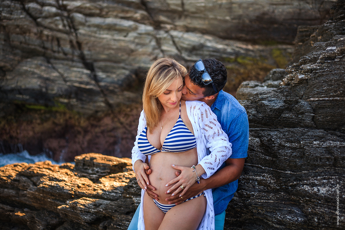 Ensaio Fotográfico Gestante com luz natural na Ponta da Lagoinha em Búzios - RJ