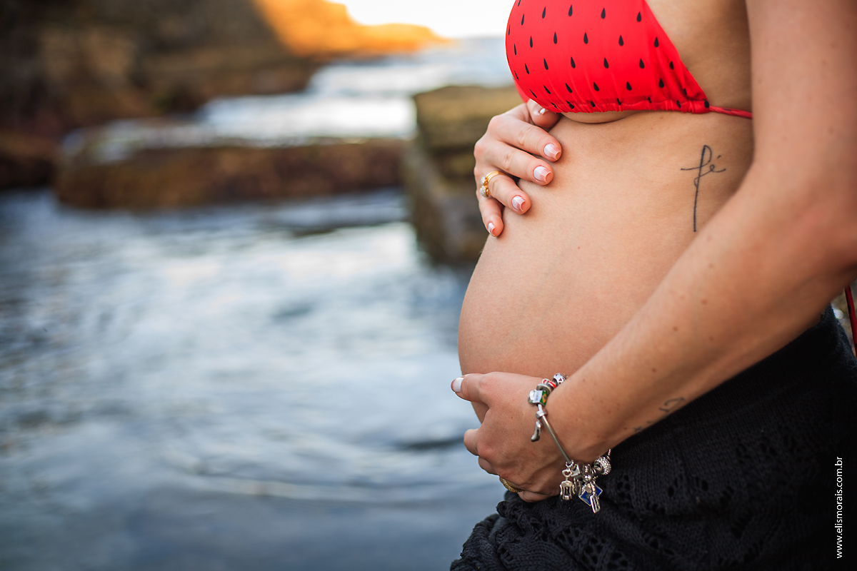 Ensaio Fotográfico Gestante com luz natural na Praia da Foca em Búzios - RJ