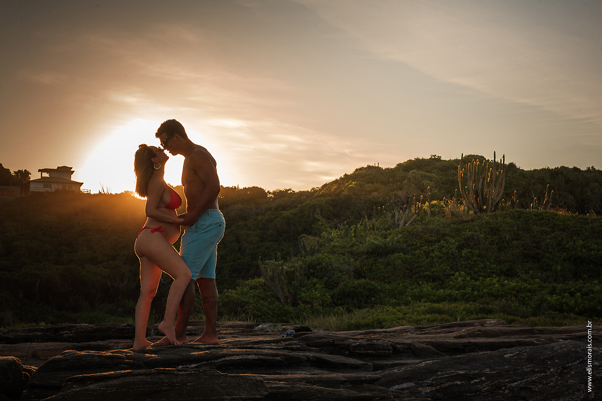 Ensaio Fotográfico Gestante com luz natural na contra luz na Praia da Foca em Búzios - RJ
