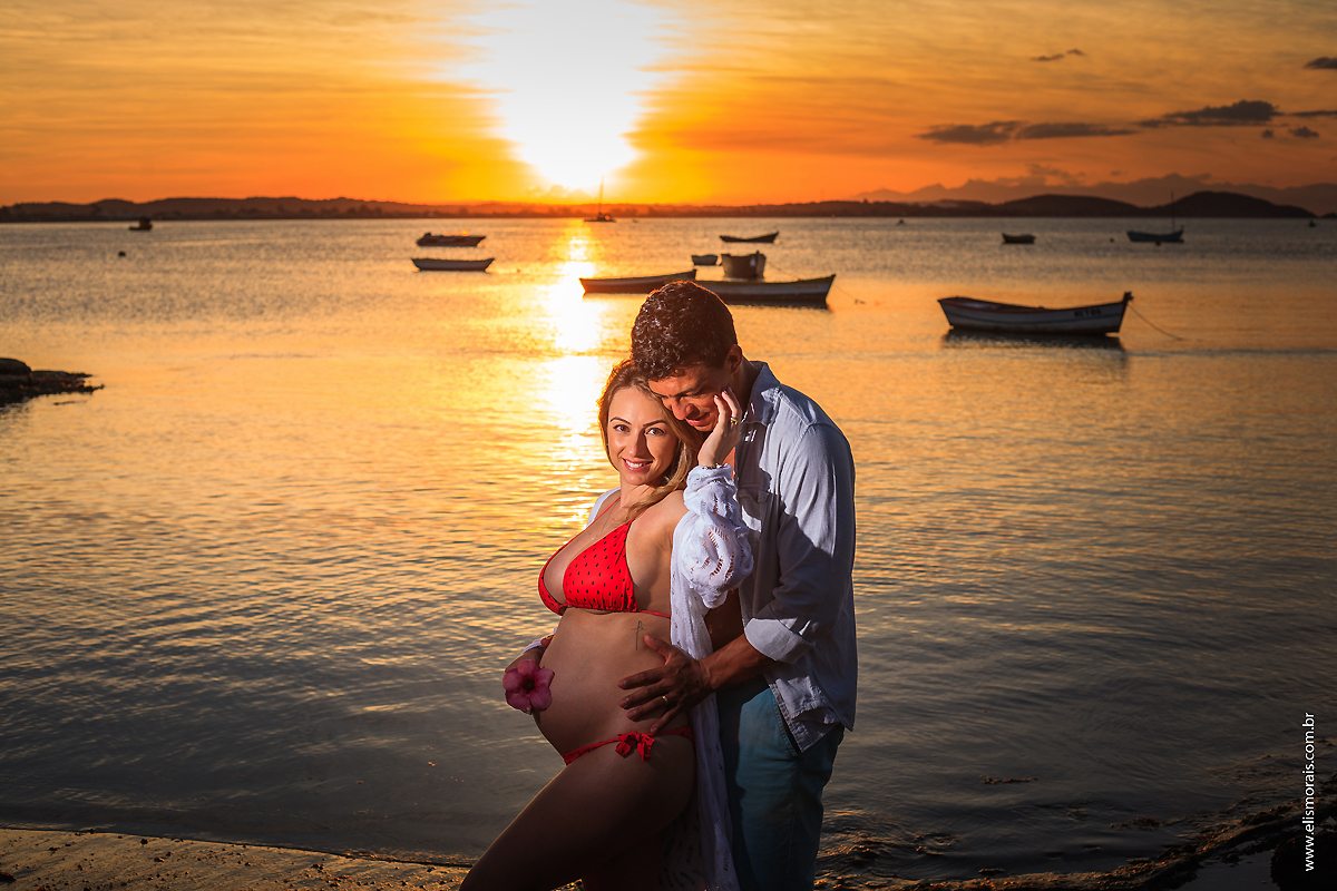 Ensaio Fotográfico Gestante com luz natural ao por do sol na Praia de Manguinhos em Búzios - RJ