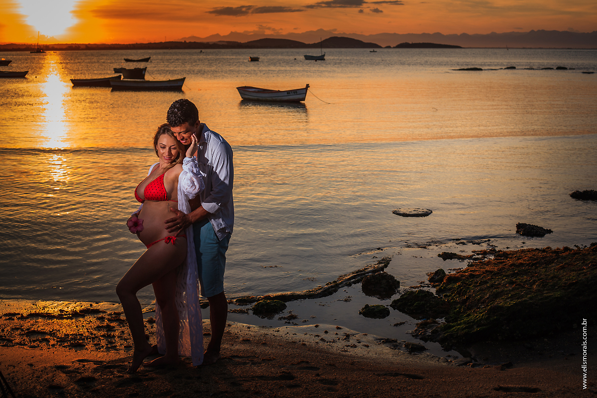 Ensaio Fotográfico Gestante com luz natural ao por do sol na Praia de Manguinhos em Búzios - RJ
