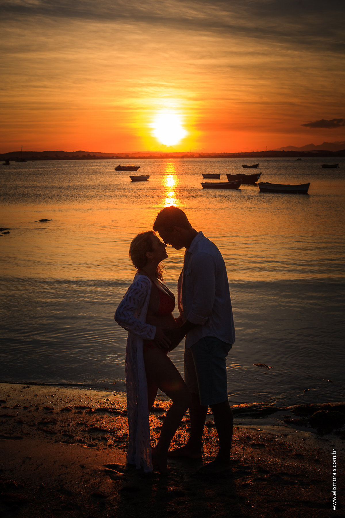 Ensaio Fotográfico Gestante com luz natural ao por do sol na Praia de Manguinhos em Búzios - RJ