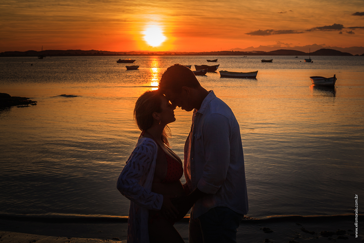 Ensaio Fotográfico Gestante com luz natural ao por do sol na Praia de Manguinhos em Búzios - RJ