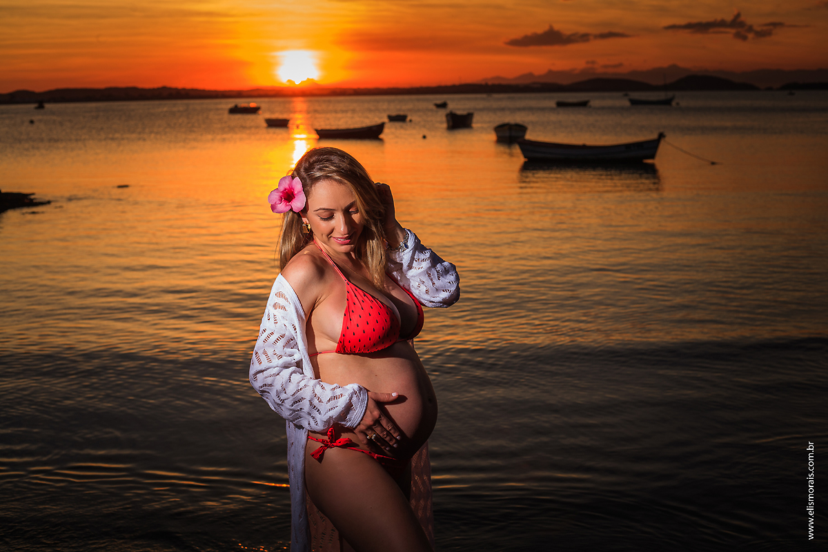 Ensaio Fotográfico Gestante com luz natural ao por do sol na Praia de Manguinhos em Búzios - RJ