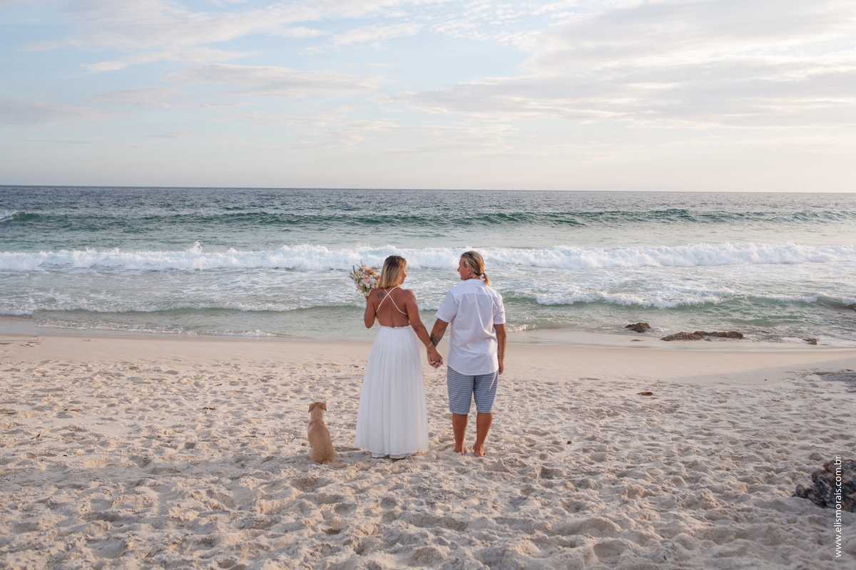 Elopement Wedding, casamento a dois em Saquarema, noivos na praia ao lado da igreja Paróquia Nossa Senhora de Nazareth