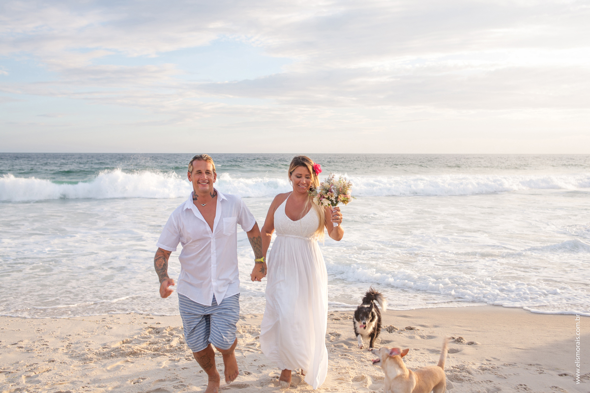 Elopement Wedding, casamento a dois em Saquarema, noivos na praia ao lado da igreja Paróquia Nossa Senhora de Nazareth
