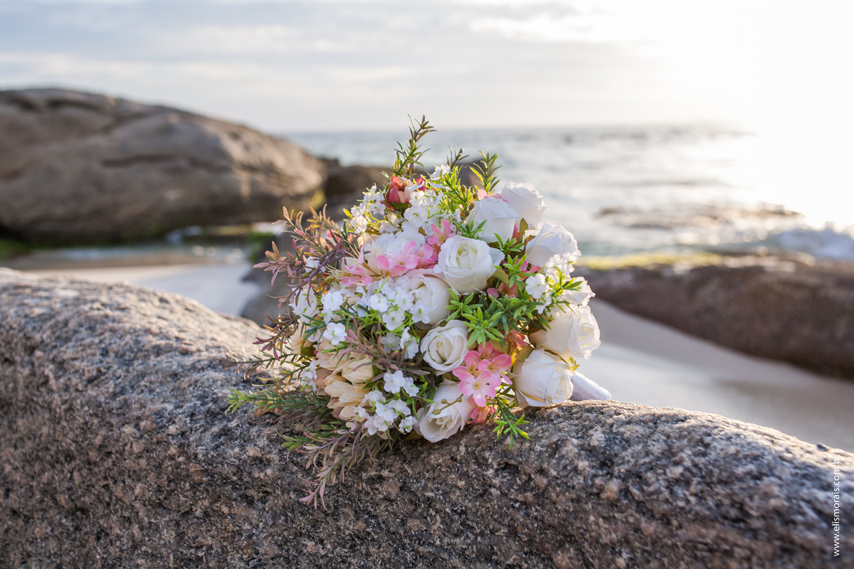 Elopement Wedding, casamento a dois em Saquarema, detalhes, bouquet na praia ao lado da igreja Paróquia Nossa Senhora de Nazareth