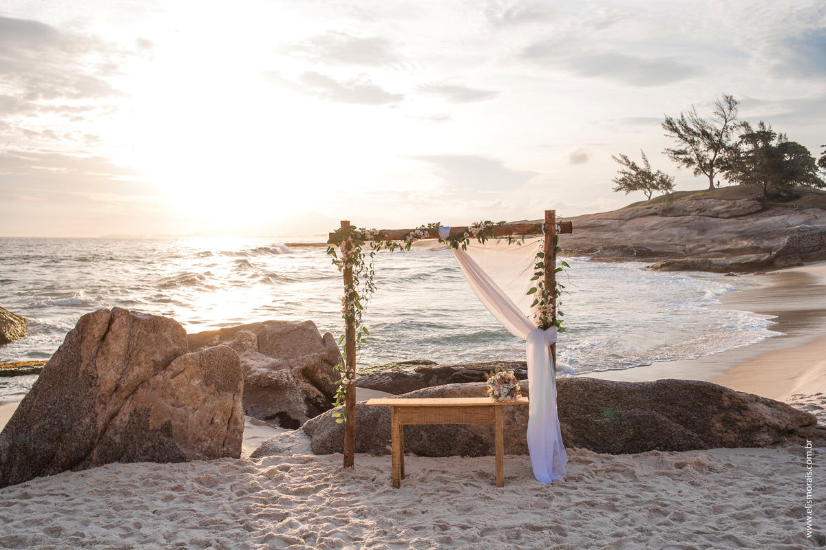 Elopement Wedding, casamento a dois em Saquarema, detalhes, decoração na praia ao lado da igreja Paróquia Nossa Senhora de Nazareth