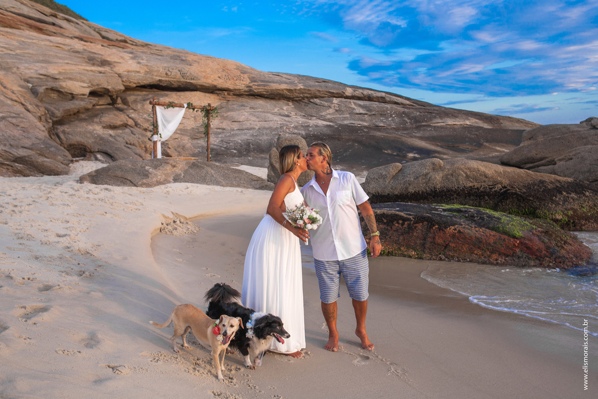 Elopement Wedding, casamento a dois em Saquarema, noivos na praia ao lado da igreja Paróquia Nossa Senhora de Nazareth