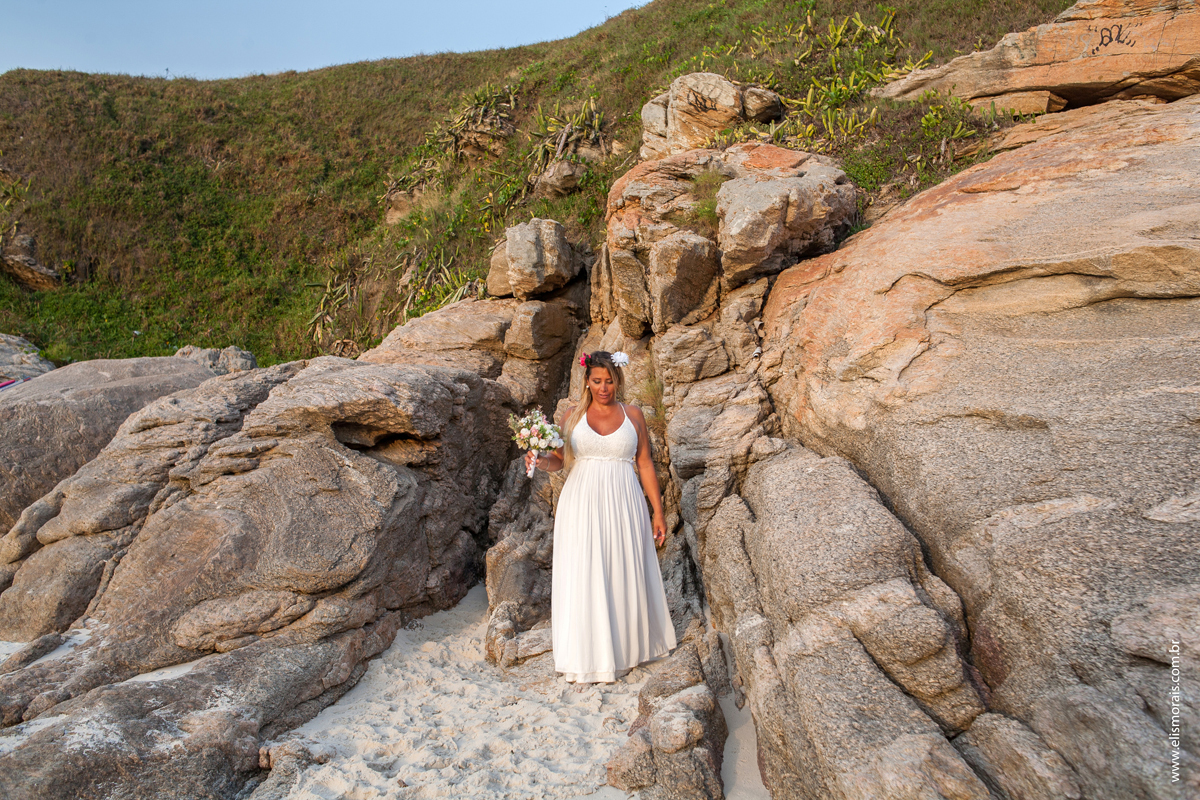 Elopement Wedding, casamento a dois em Saquarema, noiva
 na praia ao lado da igreja Paróquia Nossa Senhora de Nazareth