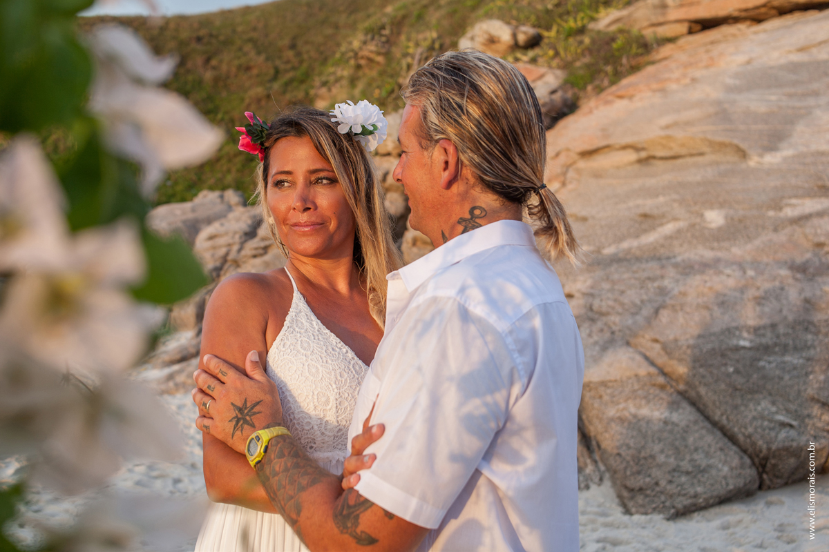 Elopement Wedding, casamento a dois em Saquarema, luz natural, noivos na praia ao lado da igreja Paróquia Nossa Senhora de Nazareth