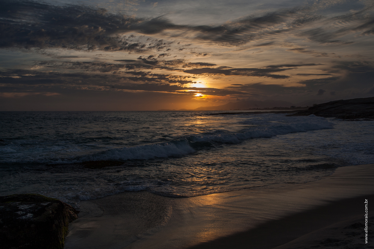 Elopement Wedding, casamento a dois em Saquarema, luz natural, por do sol
 na praia ao lado da igreja Paróquia Nossa Senhora de Nazareth