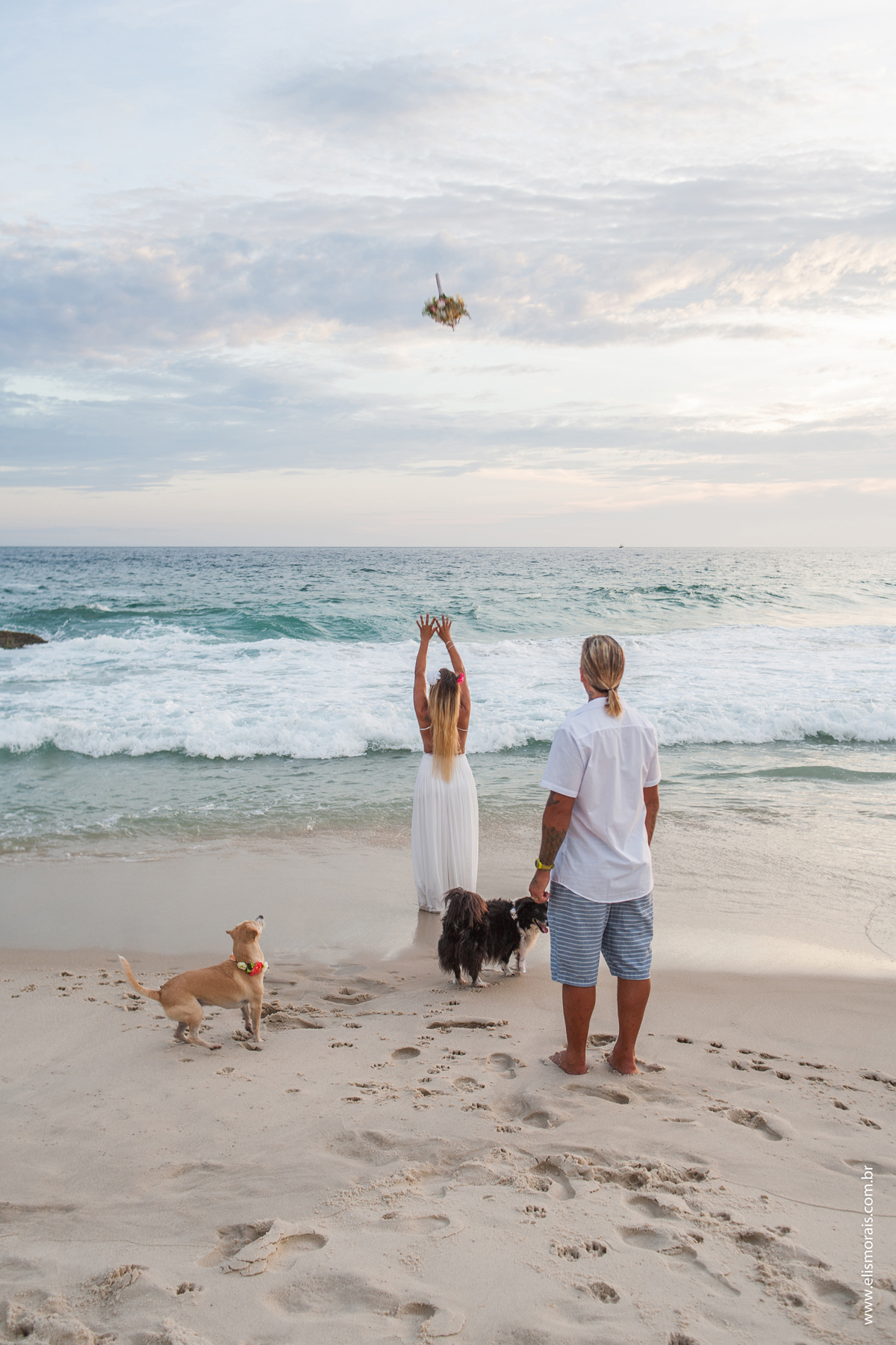 Elopement Wedding, casamento a dois em Saquarema, luz natural, noivos na praia ao lado da igreja Paróquia Nossa Senhora de Nazareth
